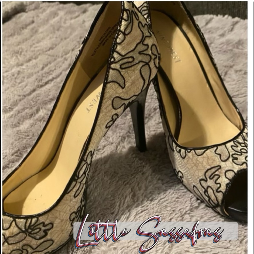 🌺Nine West beige and black 3 1/4” heels with black lace overlay.
